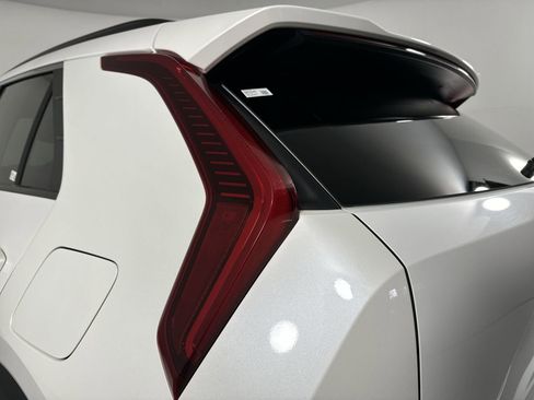 Used 2023 Kia Niro LX image 29