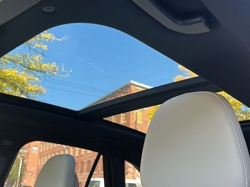 Used 2025 Mercedes-Benz GLC 300 4MATIC image 21