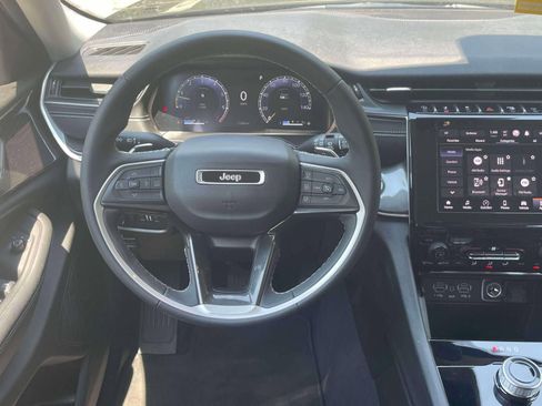 Used 2023 Jeep Grand Cherokee Laredo AWD/4WD image 14