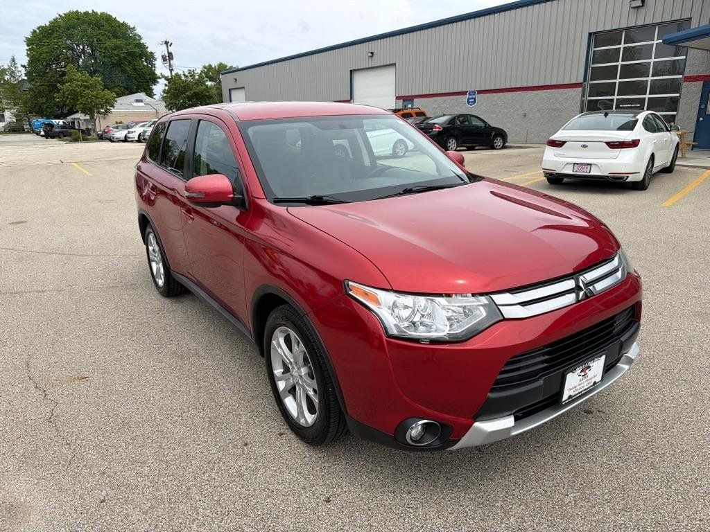 Used 2015 Mitsubishi Outlander SE FWD image 2