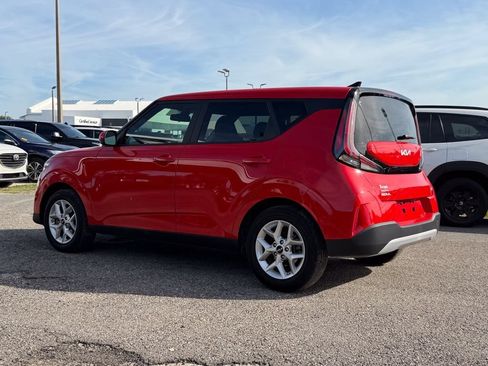 Used 2024 Kia Soul LX w/ Option Group 015 FWD image 7