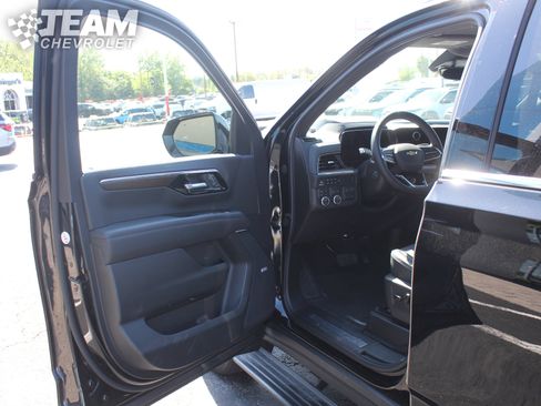 Used 2025 Chevrolet Tahoe High Country AWD/4WD image 10