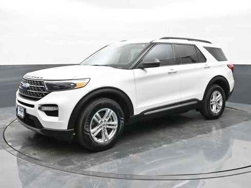 Used 2020 Ford Explorer XLT w/ Equipment Group 202A image 4