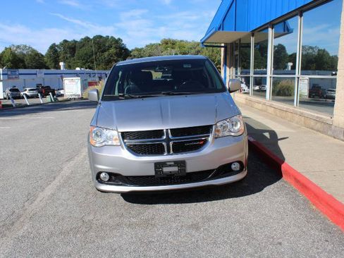 Used 2018 Dodge Grand Caravan SXT image 2