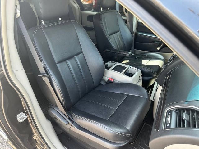 Used 2016 Chrysler Town & Country Touring FWD image 11
