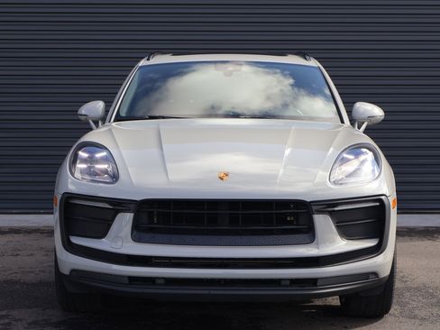 Certified 2022 Porsche Macan image 7