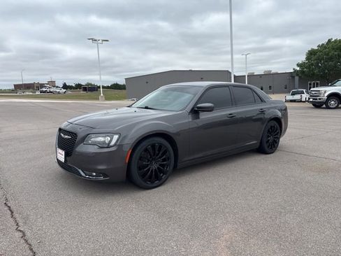 Used 2018 Chrysler 300 S RWD image 1