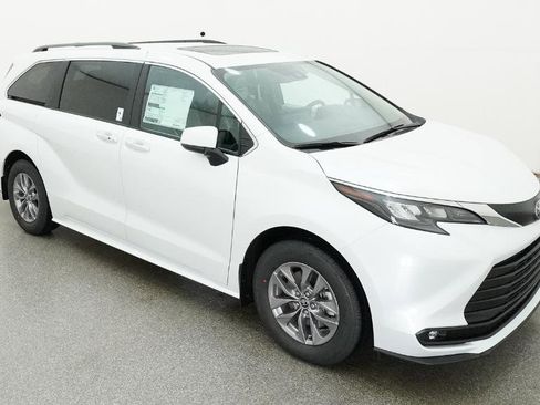 New 2026 Toyota Sienna XLE image 10