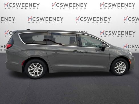 Used 2023 Chrysler Pacifica Touring-L image 6