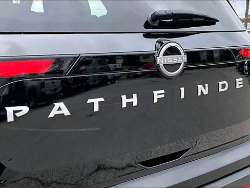 Used 2025 Nissan Pathfinder SV image 9