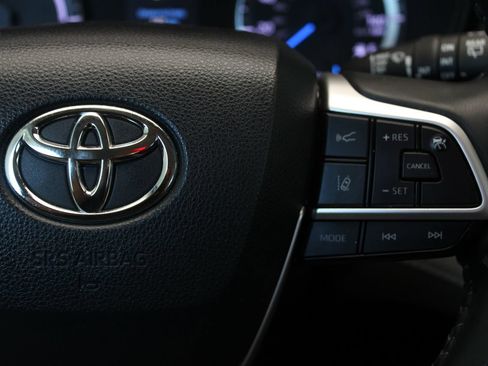 Used 2022 Toyota Highlander LE AWD/4WD image 33