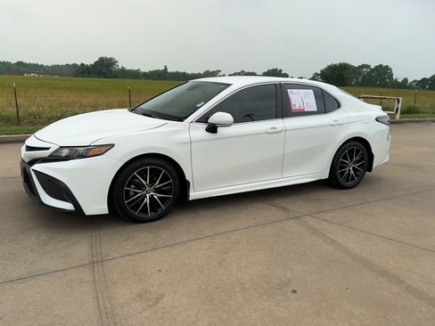 Used 2023 Toyota Camry SE image 4