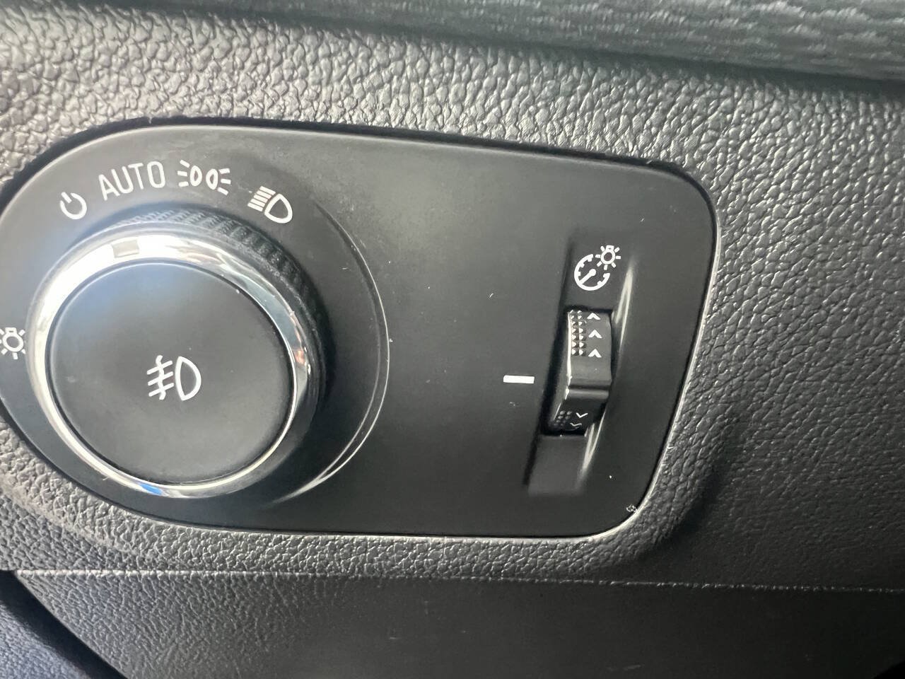 Used 2017 Chevrolet Cruze LT w/ Convenience Package FWD image 9