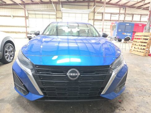 Used 2025 Nissan Altima 2.5 SV FWD image 2