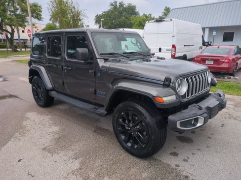 Used 2025 Jeep Wrangler Unlimited Sahara w/ Safety Group AWD/4WD image 2
