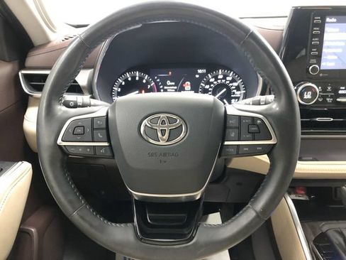 Used 2021 Toyota Highlander Limited FWD image 16