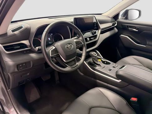 Certified 2025 Toyota Highlander XLE FWD image 9