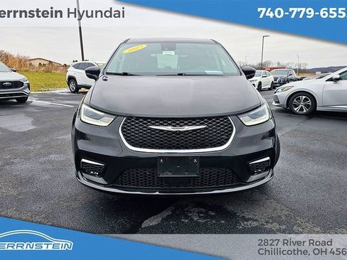 Used 2023 Chrysler Pacifica Touring-L image 2