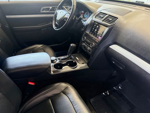 Used 2017 Ford Explorer XLT w/ Equipment Group 202A AWD/4WD image 18