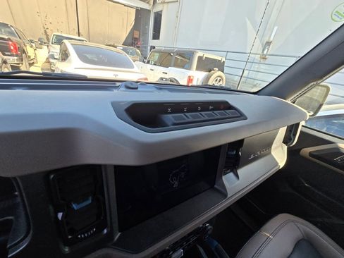 Used 2024 Ford Bronco Wildtrak image 11