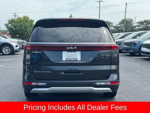 Used 2022 Kia Carnival EX FWD image 4