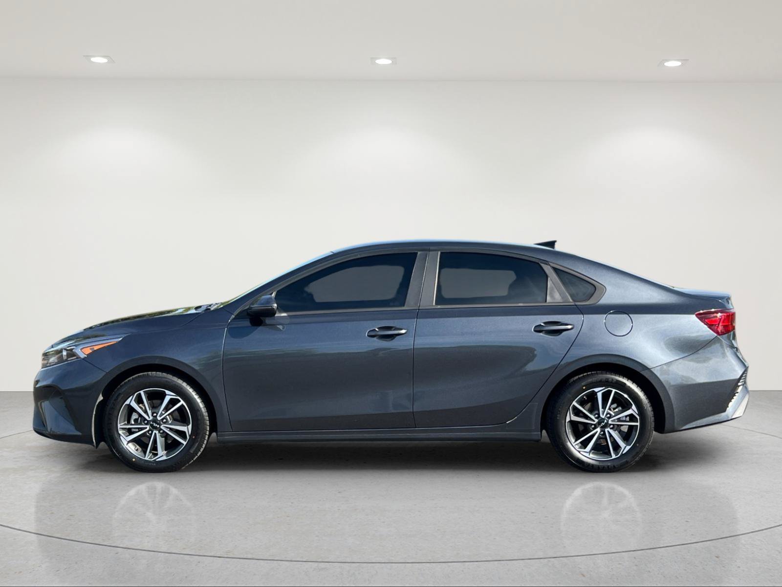 Used 2023 Kia Forte LXS w/ LXS Technology Package FWD image 2