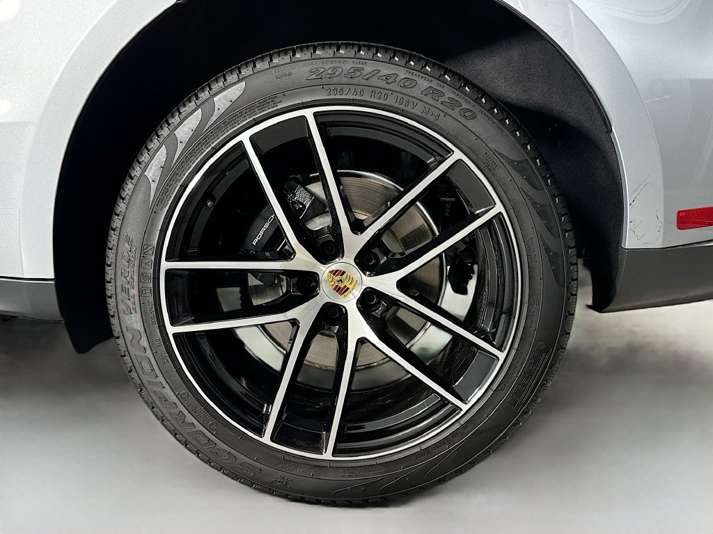 Certified 2025 Porsche Macan AWD/4WD image 33