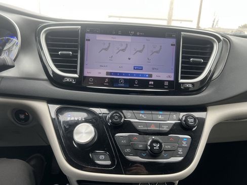 Used 2024 Chrysler Pacifica Touring-L image 20