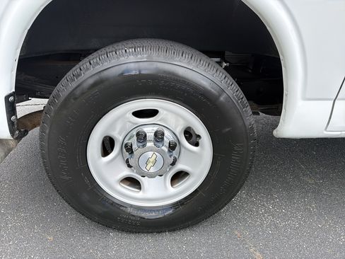 Used 2022 Chevrolet Express 2500 LT RWD image 18