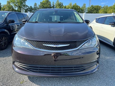 Used 2017 Chrysler Pacifica Touring w/ Tire & Wheel Group FWD image 7