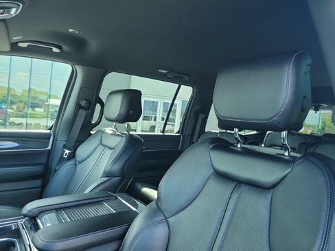 Used 2022 Jeep Wagoneer Series III w/ Flexible Seating Group RWD image 26