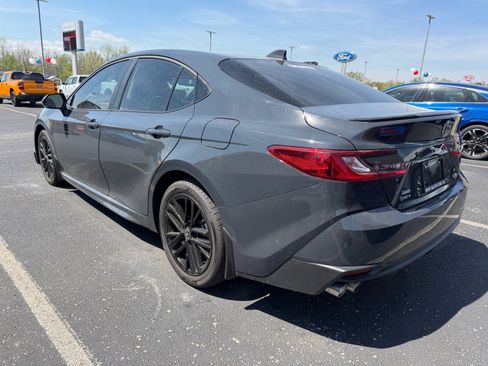 Used 2025 Toyota Camry SE image 3