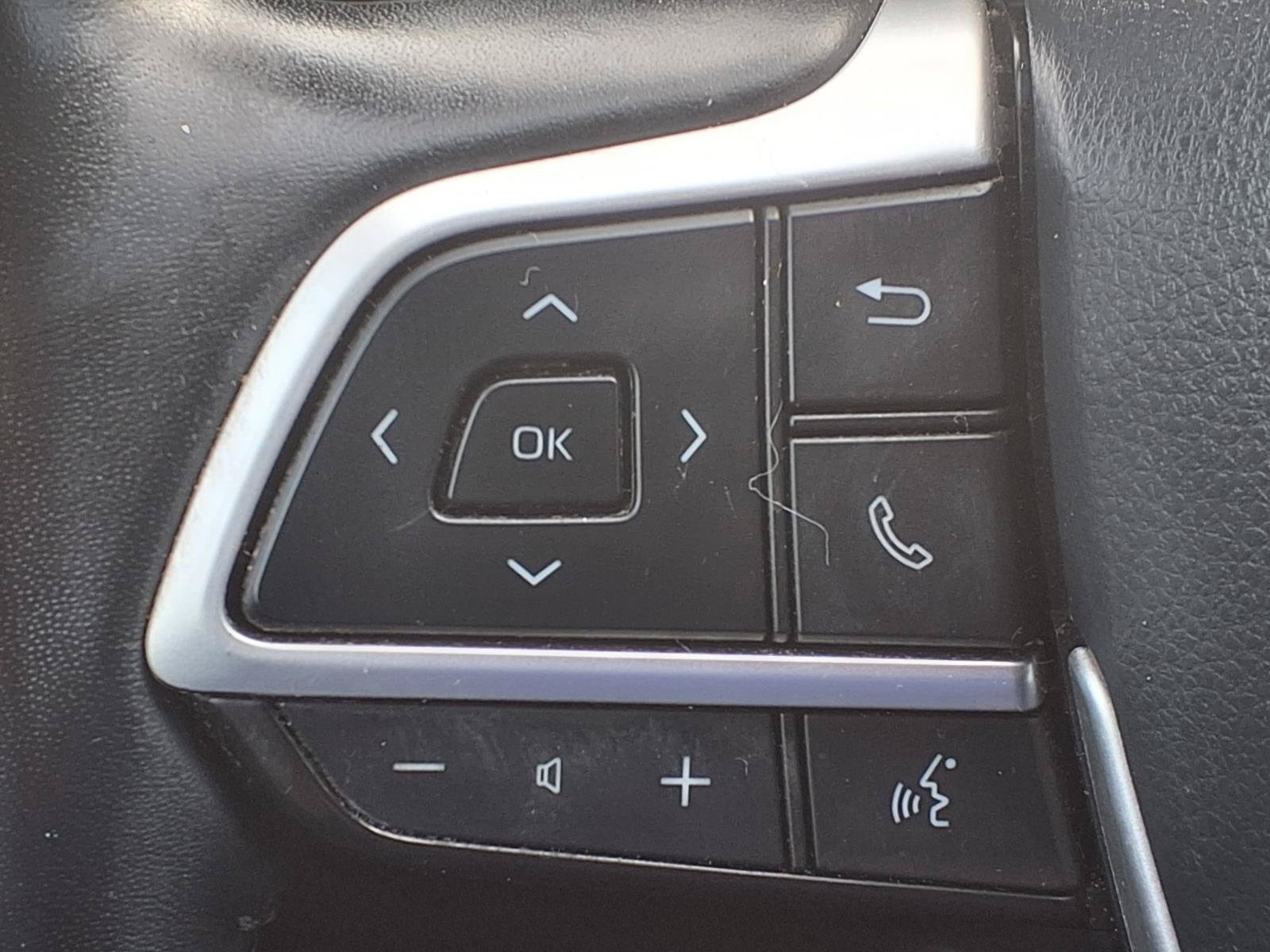 Used 2022 Toyota Highlander LE FWD image 6