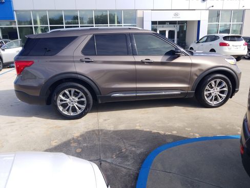Used 2021 Ford Explorer Limited w/ Equipment Group 301A RWD image 8