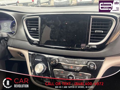 Used 2024 Chrysler Pacifica Touring-L image 29