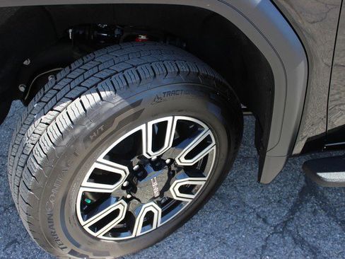 Used 2022 GMC Sierra 2500 AT4 w/ AT4 Preferred Package image 4