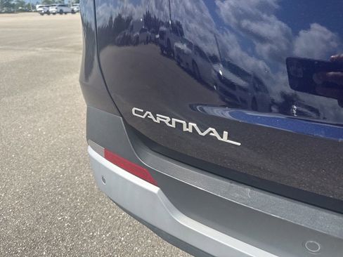 Used 2025 Kia Carnival FWD image 18