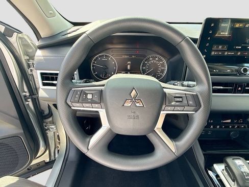 New 2026 Mitsubishi Outlander ES image 11