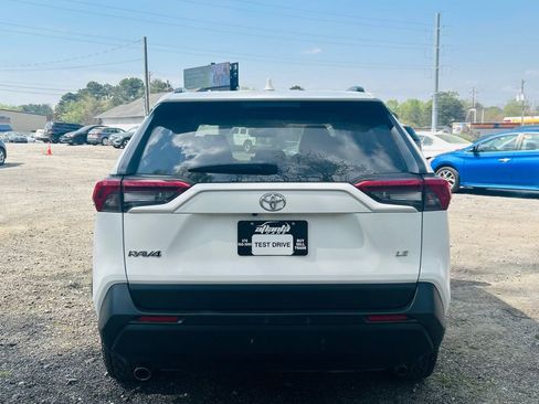 Used 2020 Toyota RAV4 LE FWD image 3