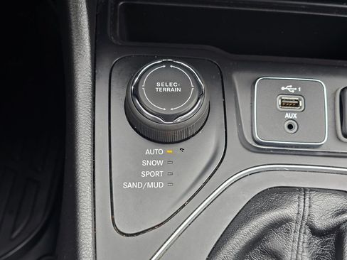 Used 2019 Jeep Cherokee Latitude Plus AWD/4WD image 26