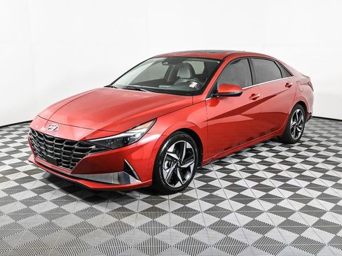 Used 2021 Hyundai Elantra Limited image 3