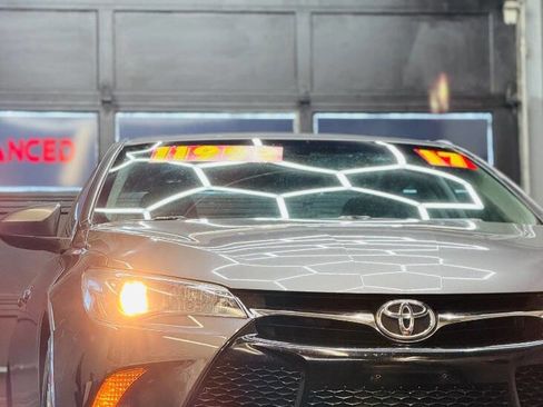 Used 2017 Toyota Camry SE image 3