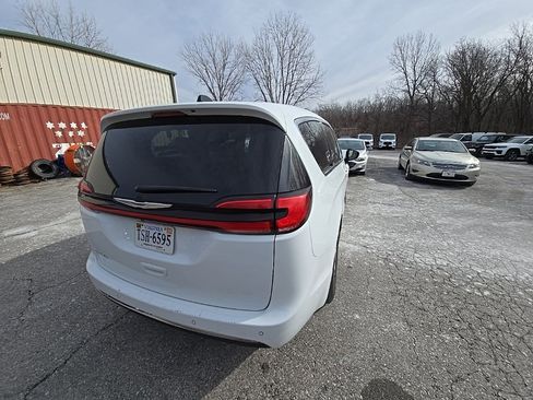 Used 2023 Chrysler Pacifica Touring-L image 7