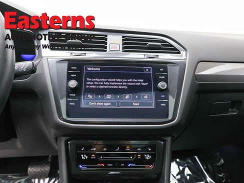 Used 2022 Volkswagen Tiguan SE w/ Panoramic Sunroof Package image 12