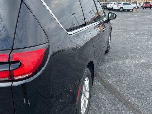 Used 2024 Chrysler Pacifica Touring-L image 17