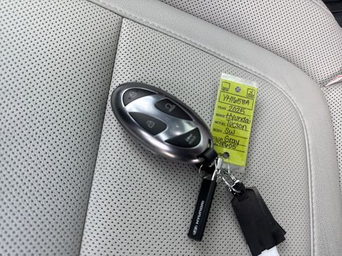 Used 2025 Hyundai Tucson Limited image 29