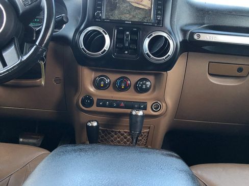 Used 2015 Jeep Wrangler Unlimited Sahara w/ Connectivity Group AWD/4WD image 17