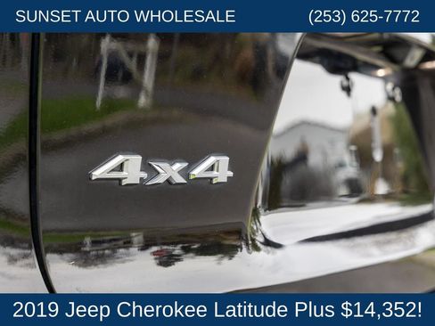 Used 2019 Jeep Cherokee Latitude Plus AWD/4WD image 32
