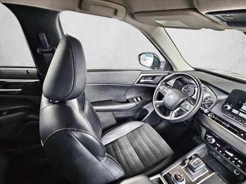 Used 2024 Mitsubishi Outlander SE FWD image 2