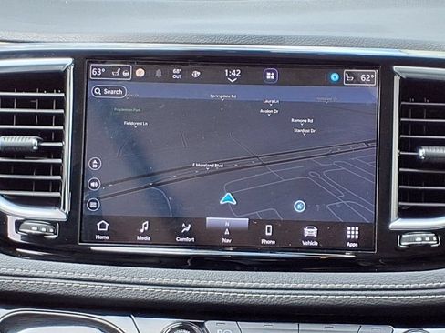 Used 2021 Chrysler Pacifica Limited w/ Uconnect Theater Family Group FWD image 18